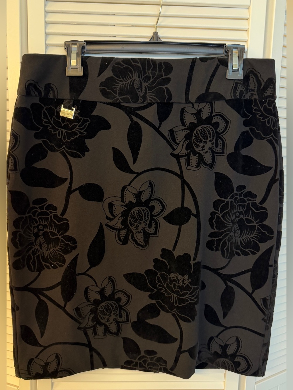 Alex and Olivia Black Velvet-feel Floral Skirt, NWOT, Large